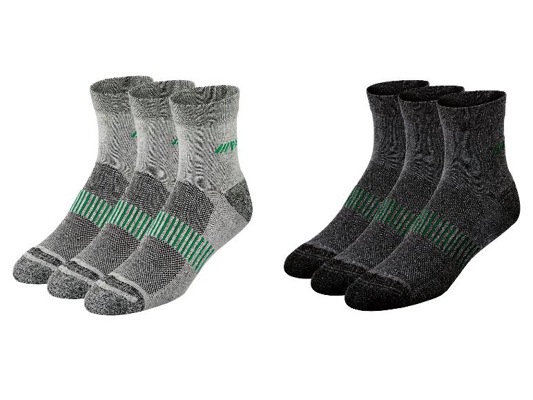 Trois paires de chaussettes grises et trois paires de chaussettes noires avec des rayures.