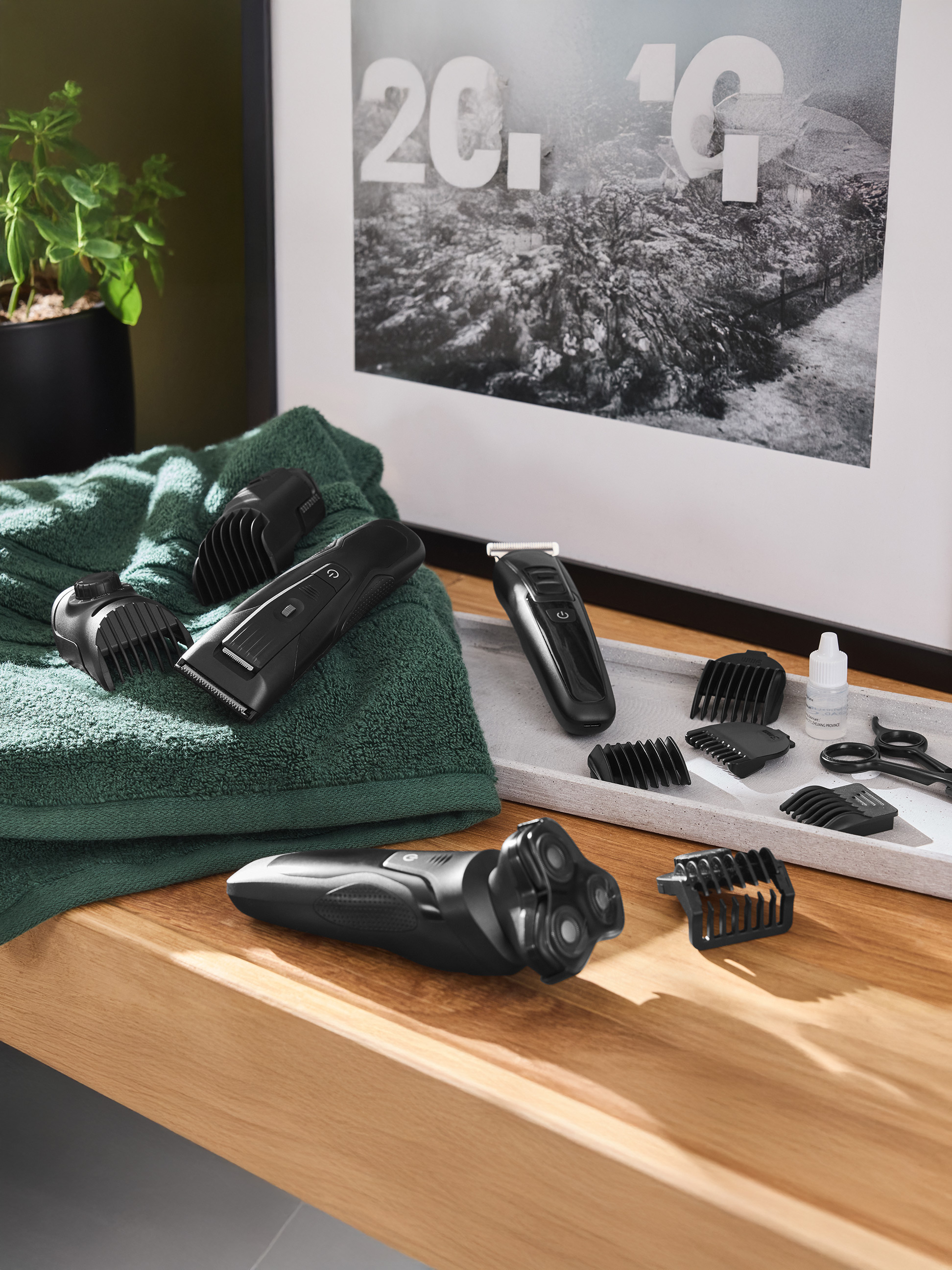 Kit de toilettage cheveux et barbe avec rasoir, tondeuse et accessoires.