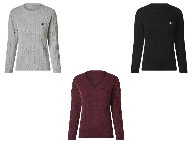 Trois pulls en maille torsadée: gris, noir et bordeaux.