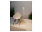Lampe sur pied et fauteuil design moderne dans un décor minimaliste.