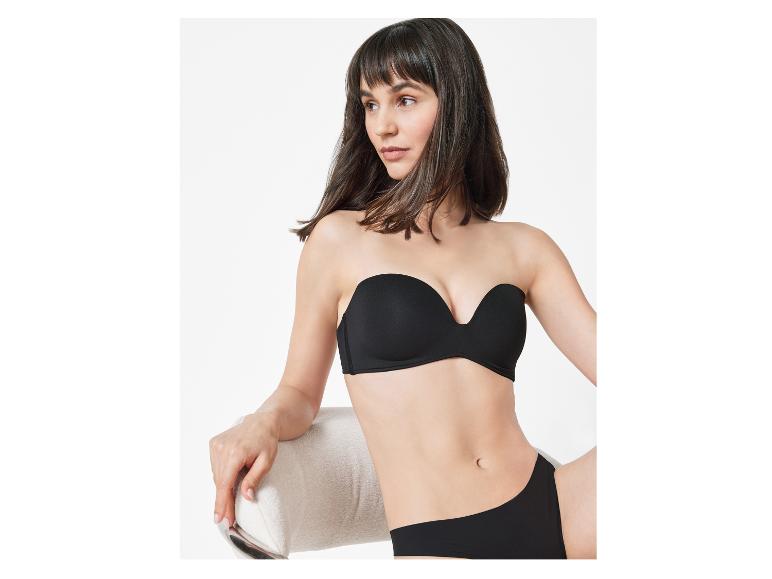 Soutien-gorge et culotte noirs sans bretelles.