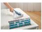 Un aspirateur SilverCrest utilisé pour nettoyer un matelas.