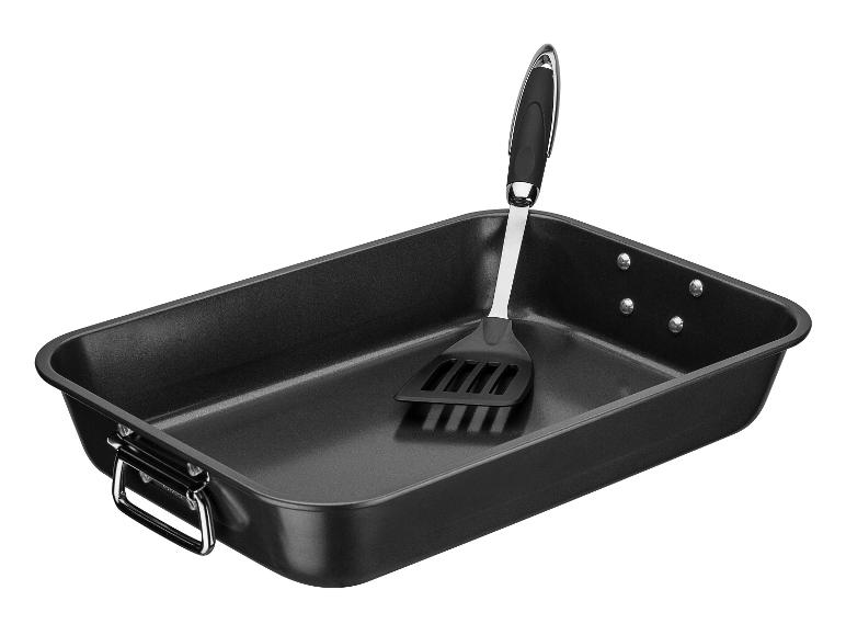 Une plaque à pâtisserie noire avec une spatule.