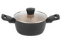 Une casserole noire avec un couvercle en verre.