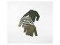 Trois t-shirts manches longues pour enfants dans des tons olive.