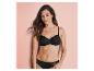 Une femme porte un soutien-gorge et une culotte noirs en dentelle.