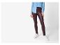 Femme en chemise en jean et leggings bordeaux avec des baskets blanches.