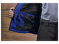 Une veste bleue avec une doublure noire et un pantalon noir avec une ceinture.
