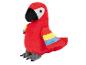 Peluche perroquet rouge avec des ailes colorées et des pattes noires.