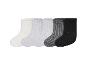 Cinq paires de chaussettes côtelées dans des tons blancs, gris et noirs.