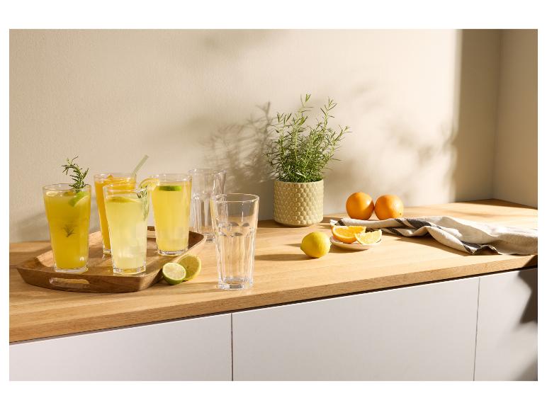 Boissons rafraîchissantes au citron et à l'orange avec des herbes dans des verres sur un comptoir de cuisine.