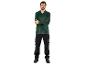 Homme en tenue de travail verte avec un pantalon noir