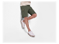 Shorts cargo verts pour homme et baskets blanches.