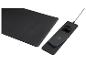 Tapis de bureau noir avec chargeur sans fil pour téléphone et écouteurs.