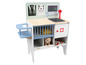 Un cabinet vétérinaire en bois pour enfants avec une cage, un lavabo et un chien en peluche.