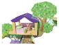 Une maison de jeu en bois dans un arbre avec une fée et des accessoires.