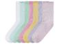 Six paires de chaussettes de couleur pastel avec des volants.
