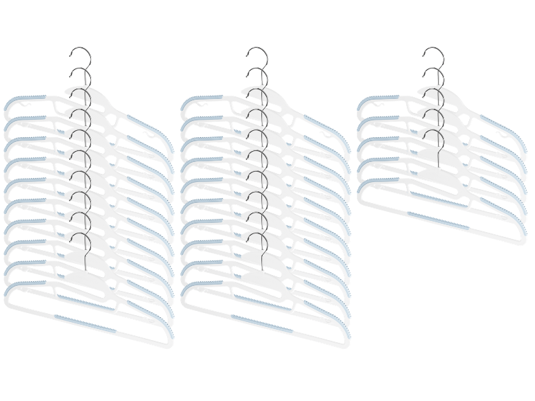 De nombreux cintres blancs avec des crochets métalliques et des éléments antidérapants bleus.