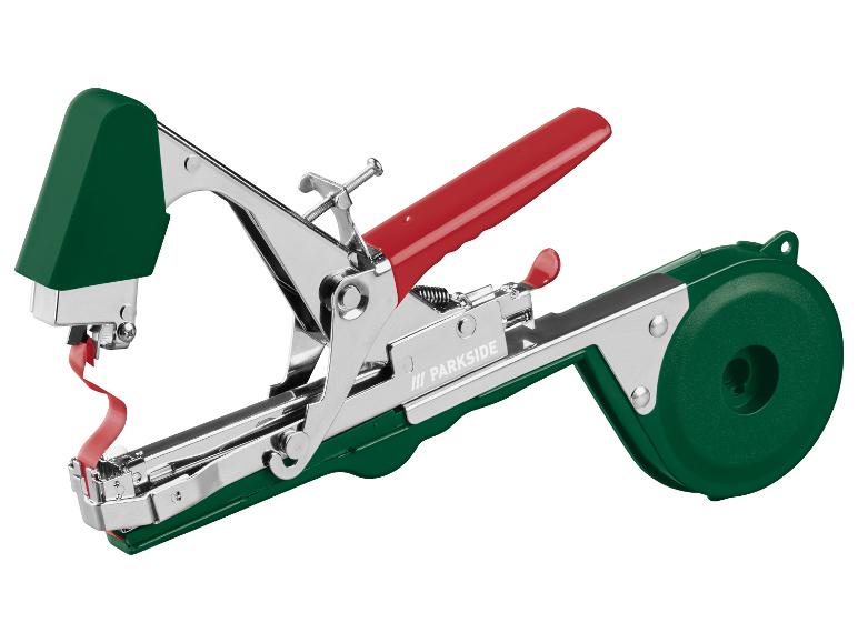 Machine à attacher les plantes verte et rouge avec du ruban rouge.