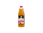 Jus multifruit dans une bouteille transparente avec un bouchon rose, avec des fruits et une étiquette Nutri-Score.