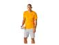 T-shirt jaune et shorts gris; bouteille d'eau.