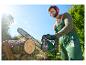 Un homme utilise une tronçonneuse Parkside pour couper du bois.