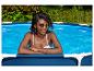 Femme en maillot de bain dans une piscine hors-sol.
