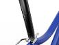 Détail d'une tige de selle de vélo avec numérotation et cadre bleu