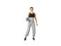 Femme en vêtements de sport tenant un ballon de Pilates.