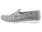 Un mocassin en cuir gris à motif serpent.
