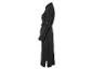 Une longue robe noire à manches longues.