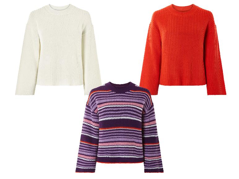 Trois pulls: un blanc, un orange et un à rayures violettes.