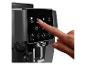 Doigt appuyant sur l'écran tactile d'une machine à café De'Longhi, sélectionnant l'option Espresso.