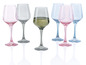Des verres en rose, gris et bleu, l'un rempli de vin blanc.
