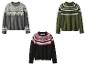 Trois pulls tricotés : un gris et blanc, un vert et un noir avec des motifs roses et blancs.