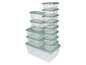 Une pile de contenants alimentaires en plastique transparent avec des couvercles verts.