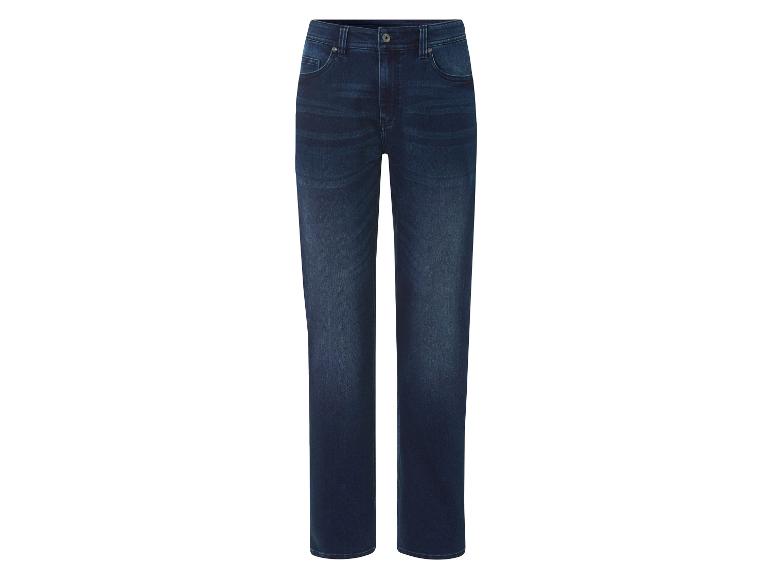 Un jean bleu foncé pour femme.