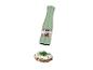 Moulin à épices vert et tartine au fromage frais.