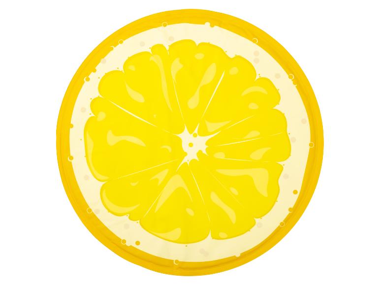 Tranche de citron jaune vif avec pulpe juteuse et bulles.