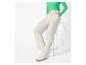 Pantalon beige avec des baskets blanches