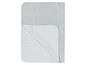 Un protège-matelas imperméable gris pour bébés.