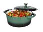 Une cocotte en fonte verte contenant un ragoût de légumes.
