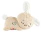 Lapin en peluche beige avec un cœur bleu brodé et un visage souriant.