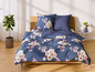 Un lit avec une couette bleue à motif floral