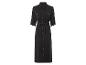 Une robe midi noire à boutons et ceinture.