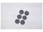 Six dessous-de-verre en tricot gris sur une table en bois blanc.