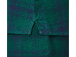 Gros plan d'une chemise à carreaux verts avec fente latérale.