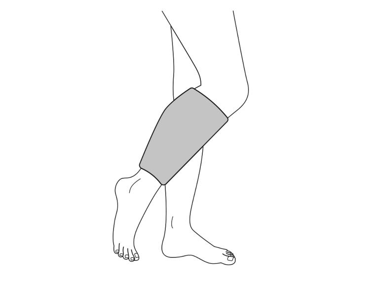 Jambe avec une bande de compression grise sur le mollet.