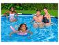 Famille se relaxant dans une piscine avec des nouilles.