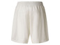 Short de sport blanc avec taille élastique.